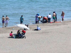 Denizde Boğulma Tehlikesi Geçiren 2 Kadın Hastaneye Kaldırıldı
