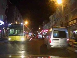 Ataşehir’de Zikzaklar Çizen Moto Kuryenin Tehlikeli Yolculuğu Kamerada