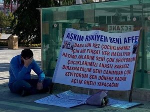 Kendisini Terk Eden Eşine Kent Meydanında Pankartlı Özür