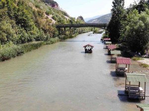 Bunaltan Sıcaklarda Suyun İçinde Yemek Keyfi