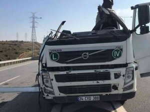İ̇stanbul’da Akıllara Durgunluk Veren Kaza; Dorsesi Ve Kupası Kopan Kamyondan Sağ Çıktı