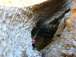 Sason’da 600 Metre Uzunluğundaki Kar Tüneli Görenleri Şaşırtıyor