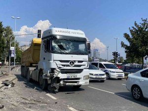 Kartal’da Hafriyat Kamyonu, Scooter Yüklü Panelvan Minibüse Çarptı