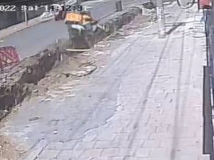 Şeride Takılan Kurye Kazılan Kanala Düştü