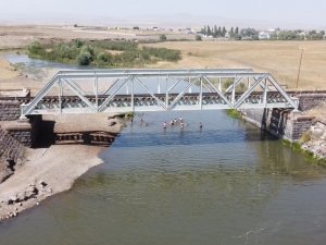 Kars’ta Termometreler 35’i Gördü, Caddeler Boş Kaldı