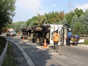 Tem Bağlantı Yolunda Tır Devrildi: 1 Yaralı