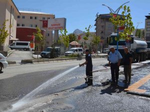 Hakkari Caddeleri Tazyikli Suyla Yıkandı