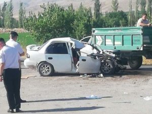 Otomobil İle Kamyon Çarpıştı: 3’ü Ağır 4 Yaralı