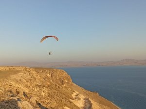Yamaç Paraşütü Tutkunlarının Yeni Adresi Erciş Oldu