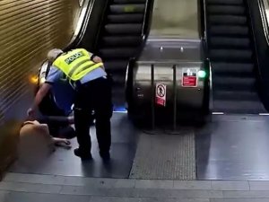 Yürüyen Merdivene Ters Binen Hırsız Polis Tarafından Yakalandı
