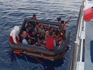 İ̇zmir Açıklarında 44 Düzensiz Göçmen Yakalandı, 23’ü Kurtarıldı