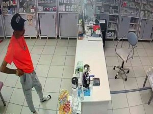 Hasta Gibi Geldi, Sadaka Kutusu Ve Telefonu Çaldı