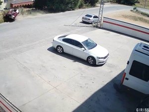 Hızlı Girdiği Virajda Kontrolden Çıkan Otomobilin Devrilme Anı Kamerada