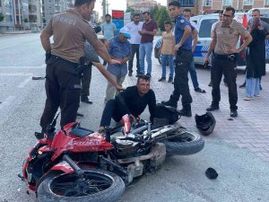 Polisten Kaçan Motosiklet Sürücüsü Kamyonete Çarpınca Yakalandı