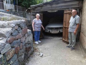 Eşinin Hatırası Otomobili 36 Yıl Garajda Sakladı