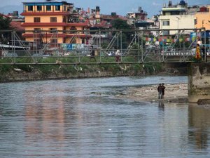 Nepal’in Sembollerinden Bagmati Nehri Siyaha Büründü