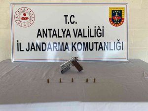 Kaş’ta Jandarma Ruhsatsız Tabanca Ele Geçirdi