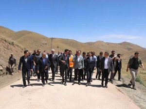 Vali Akbıyık, Türk Bayraklarıyla Karşılandı