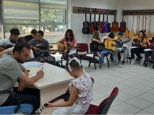 Gençlik Merkezi’nin Gitar Eğitimlerine Yoğun İlgi