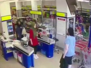 Küçükçekmece’de Markette Bıçaklı Soygun Kamera