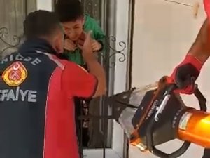 Çocuğun Kafası Demir Parmaklıklara Sıkıştı
