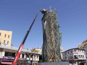 Bayburt’un Simgelerinden Tarihi Saat Kulesinin Restorasyonu Devam Ediyor