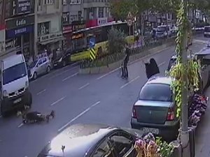 Fatih’te Elektrikli Scooter İle Minibüs Çarpıştı, Kaza Anları Kamerada