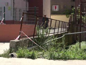 Okul Ve Apartman Arasındaki Yıkılma Tehlikesi Bulunan İstinat Duvarı Risk Oluşturuyor