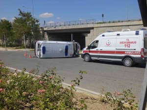 Hasta Almaya Giden Ambulans Kaza Yaptı, Sürücüsü Yaralandı