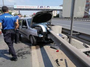 Otomobil Bariyerlere Ok Gibi Saplandı: 1 Ağır Yaralı