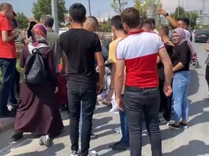 Otomobilin Çarptığı Yaralıya İlk Müdahaleyi Sağlık Ocağındaki Doktor Yaptı