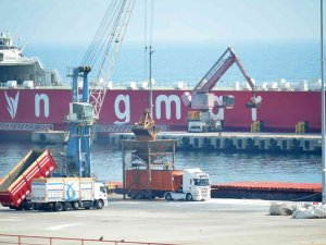 Ukrayna’dan Gelen Gemideki 3 Bin 50 Ton Buğday Kamyonlara Aktarılıyor