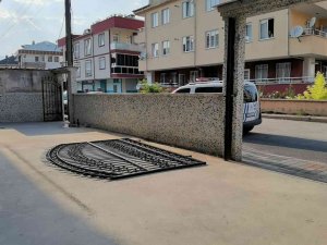 Devrilen Demir Kapının Altında Kalan Çocuk Yaralandı