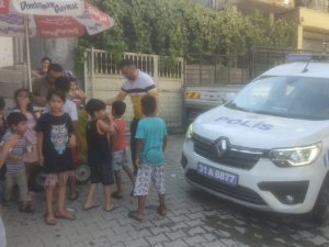 Polis Operasyonda Çocuklar Korkmasın Diye Dondurma Dağıttı