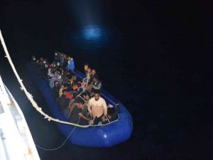 İ̇zmir Açıklarında 83 Düzensiz Göçmen Yakalandı, 41 Göçmen Kurtarıldı