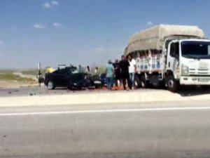 Kamyonla Çarpışan Otomobil Hurdaya Döndü: 1 Yaralı