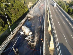 Tanker Tırla Çarpıştı, Tem Otoyolu Trafiğe Kapandı