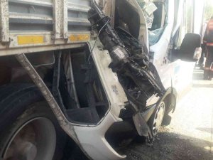Tüp Yüklü Kamyonet Kamyona Çarptı: 1 Yaralı