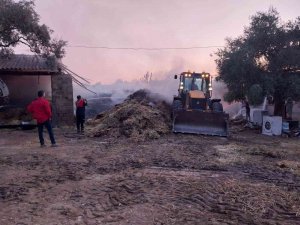 3 Ton Samanın Bulunduğu Damda Yangın Çıktı