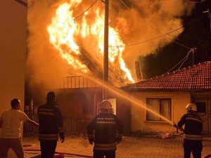 Bolu’da, 2 Katlı Ahşap Ev Alev Alev Yandı