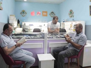 Telefon Tamiri İçin Gelen Müşterilerine Kitap Okutuyor