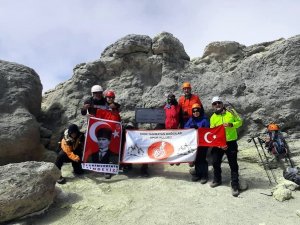 Bursalı Dağcılar İ̇ran’ın En Yüksek Dağında Türk Bayrağı Dalgalandırdı