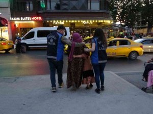 Taksim’de Çocukları Kullanarak Dilenen Kadınlar Yakalandı