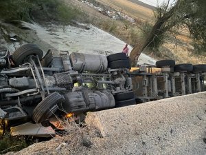 Dere Yatağına Devrilen Tırın Sürücüsü Hayatını Kaybetti