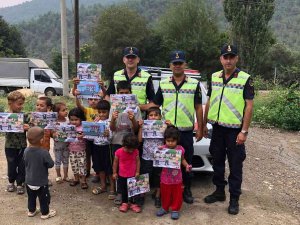 Köy Köy Gezerek Miniklere Trafik Eğitimi Veriliyor