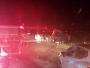 Manisa’da İşçi Servisi İle Otomobil Çarpıştı: 17 Yaralı
