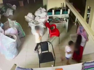 Esenler’de Bir Kadın Küçük Çocuğa Telefon Çaldırdı