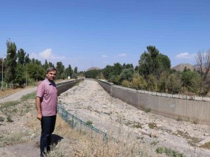 Kavurucu Sıcaklar Oltu Çayı’nı Kuruttu