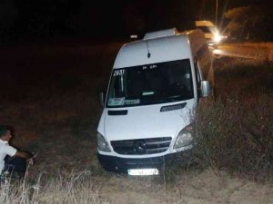 Tur Minibüsü Şarampole Uçtu, Çaresizce Kurtarılmasını Bekledi