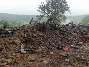Bursa’da Yangın, 3 Kişilik Aileyi Evsiz Bıraktı